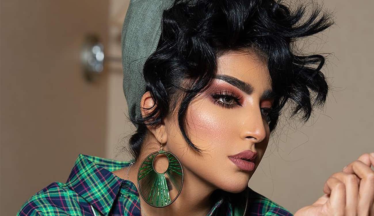 بثينة الرئيسي بإطلالة كاجوال وقصة شعر جريئة