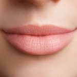 فيديو| حيلة جديدة لـ«تكبير الشفاه بالمكياج» باستخدام قلم العيون