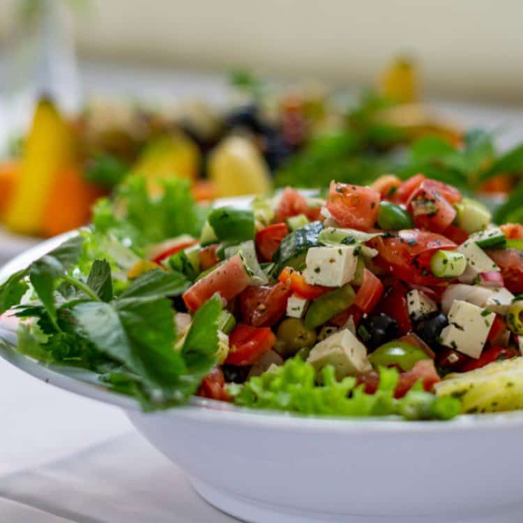 طريقة عمل السلطة العربية بجبن الحلوم في 5 دقائق