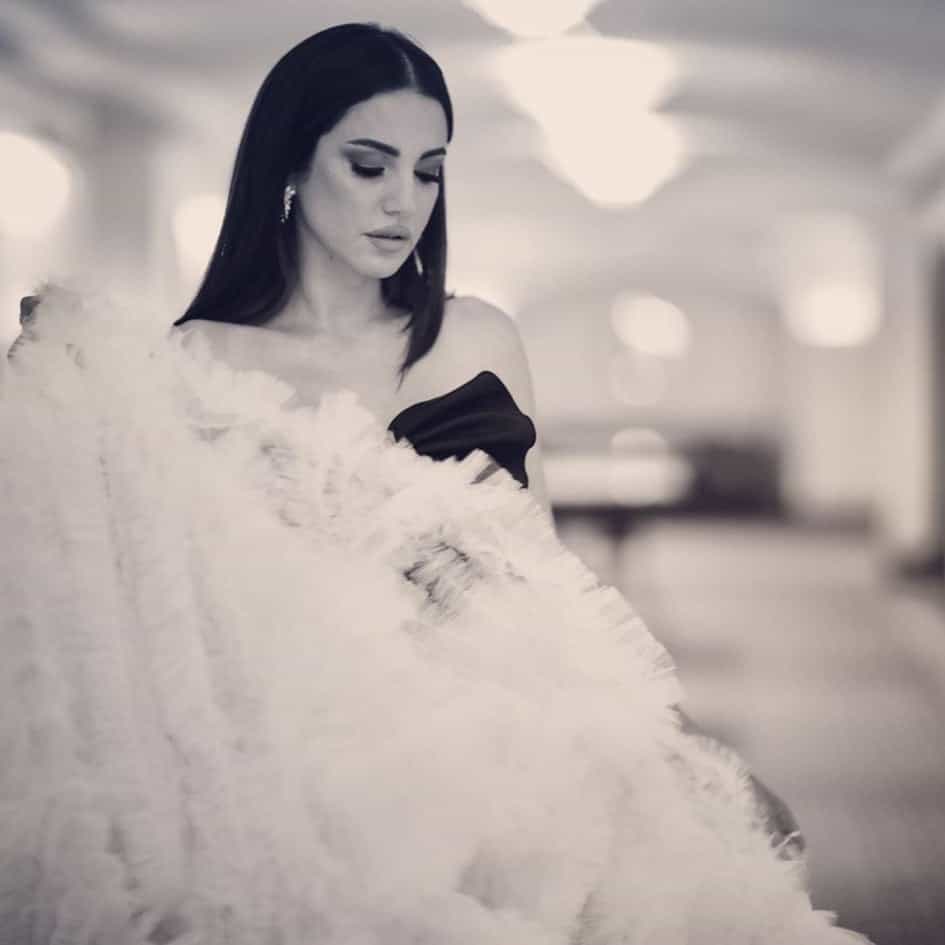 درة بإطلالة جرئية بفستان أبيض قصير