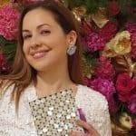 إطلالة ريا أبي راشد الكلاسيكية بالأحمر .. اعتمديها في العيد