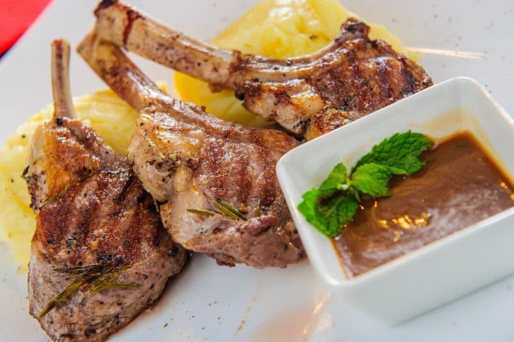 طريقة عمل ريش خروف مشوية باللبن والثوم