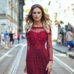 لعاشقات الأحمر .. فساتين سهرة مميزة تزيدك أنوثة وجاذبية