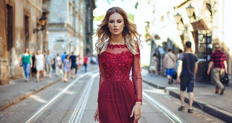 لعاشقات الأحمر .. فساتين سهرة مميزة تزيدك أنوثة وجاذبية