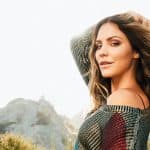 كاثرين ماكفي تتألق بفستان أبيض مميز