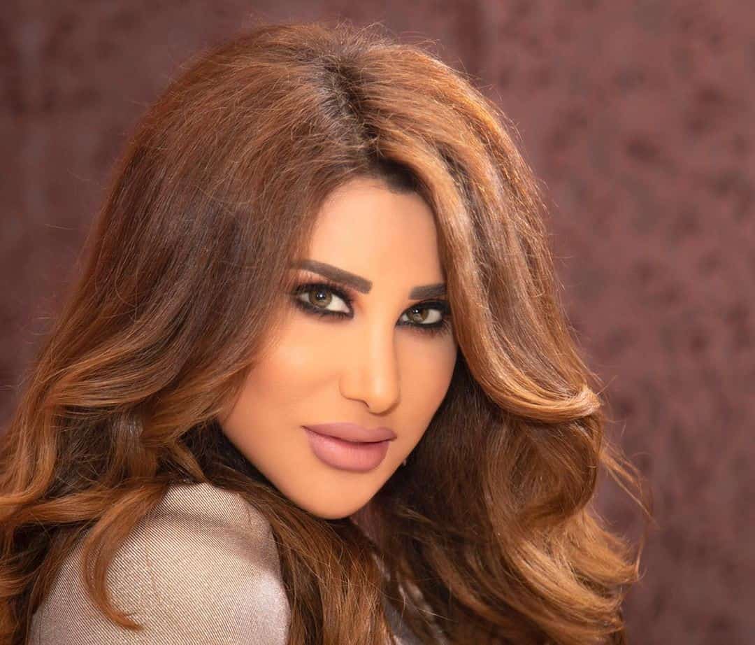 نجوى كرم تعود للتألق بفستان أبيض قصير