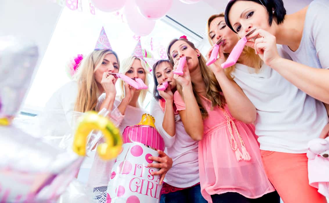 إتيكيت التهنئة بالمولود الجديد .. احذري هذه العادة