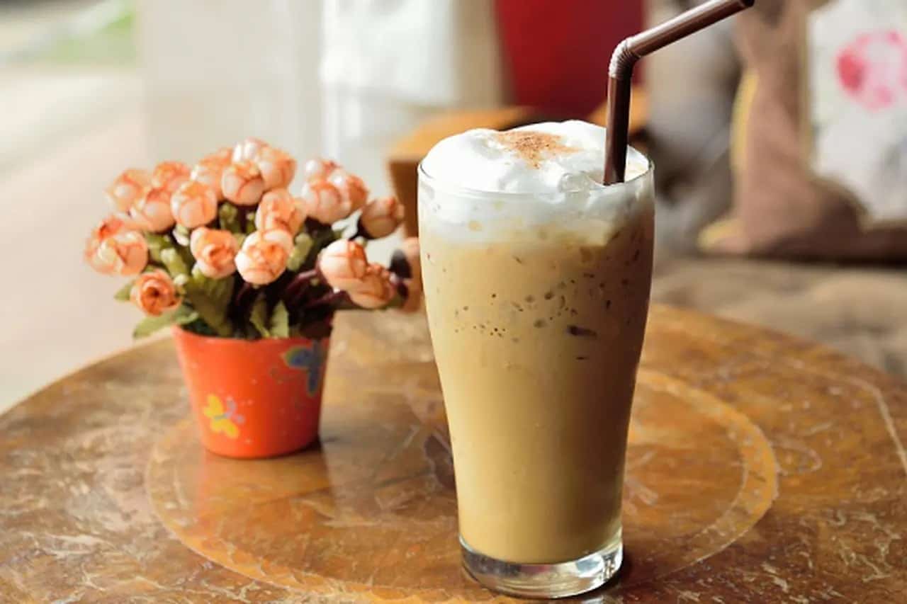 طريقة عمل قهوة مثلجة في خطوتين