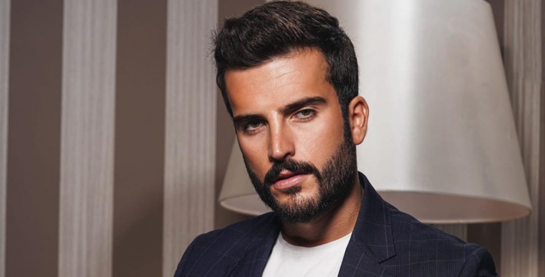 مهند الحمدي بإطلالة عصرية غريبة وجريئة