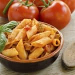 طريقة عمل المكرونة بالصوص الأحمر والدجاج