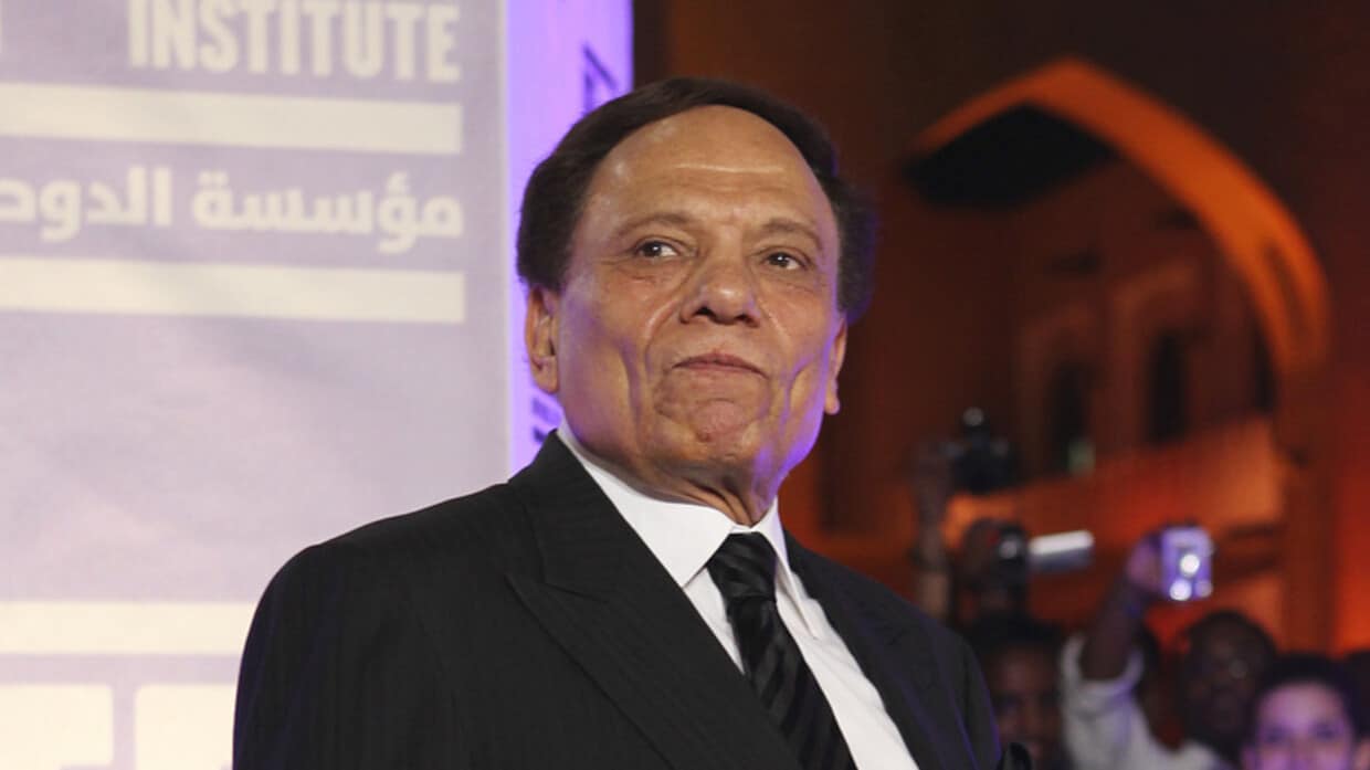 فيديو| عادل إمام يحتفل بعيد ميلاد نجله ويؤدي رقصته الشهيرة