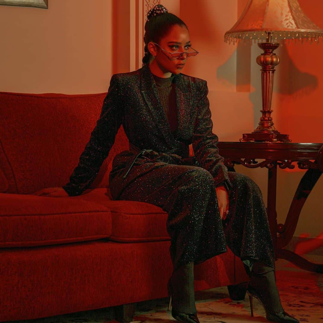 إطلالة بلقيس ببدلة لامعة