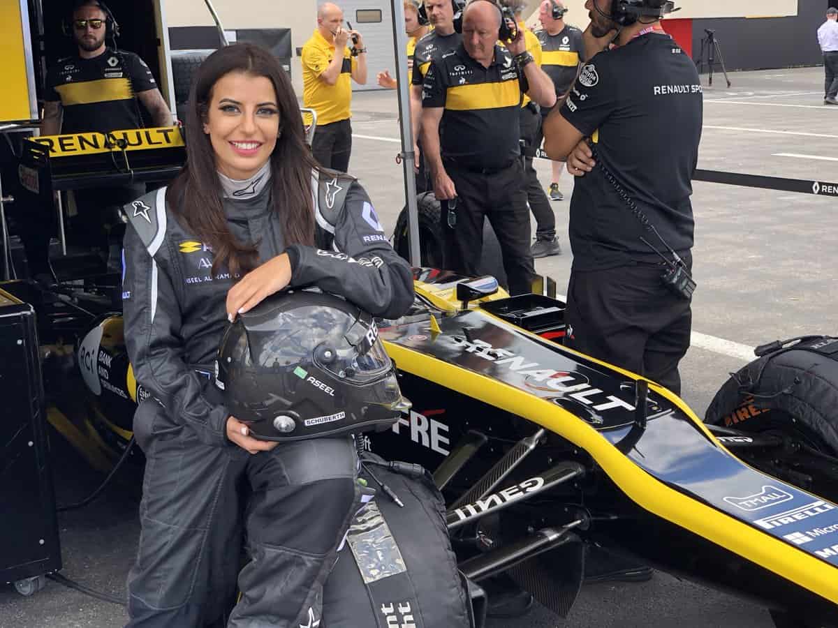 قصة «أسيل الحمد» أول سعودية تقود سيارة فورميلا