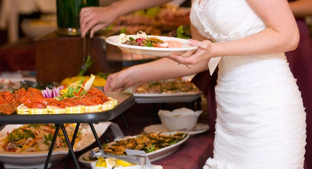 إتيكيت البوفيه المفتوح .. لا تطلبي كميات إضافية