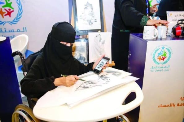 فنانة تشكيلية سعودية من ذوي الاحتياجات الخاصة تتحدى ظروفها بالإبداع