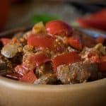 طريقة عمل لحم خروف بالطماطم والفلفل الأحمر