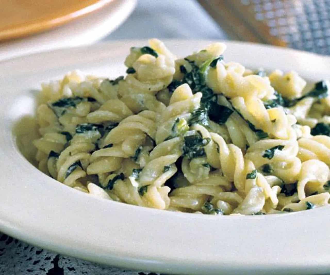 طريقة عمل المكرونة بالسبانخ والجبن خطوة بخطوة