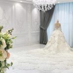 لعروس خاصة بدبي.. فستان زفاف فريد يحتاج «قرية» لنقله