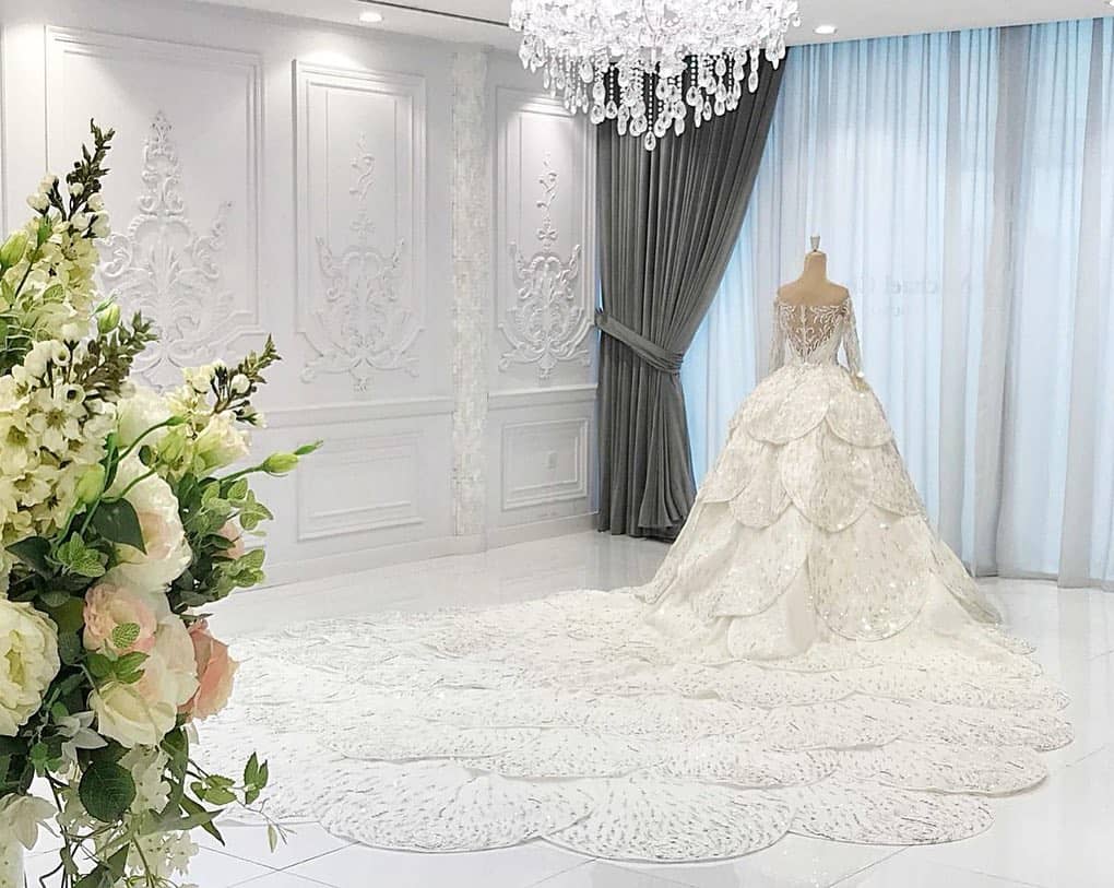 لعروس خاصة بدبي.. فستان زفاف فريد يحتاج «قرية» لنقله