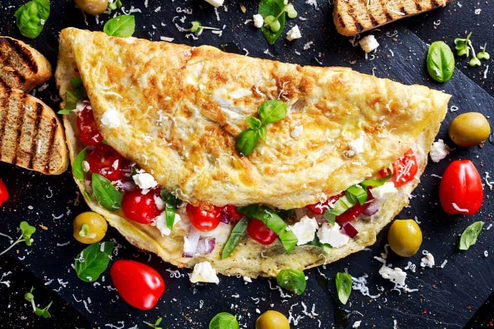 في 5 دقائق.. طريقة عمل الأومليت بالفيتا والريحان