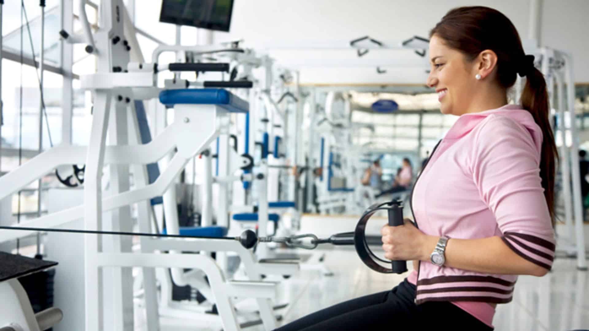 اتركي الهاتف نهائيًا.. قواعد الإتيكيت داخل الجيم