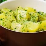 طريقة عمل سلطة البطاطس بصوص البيستو