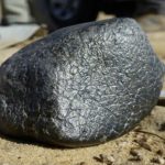 المساحة الجيولوجية: اكتشاف 83 نيزكًا في صحراء السعودية