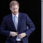 بعد التخلي عن المهام الملكية.. الأمير هاري يستقل طائرة مدنية