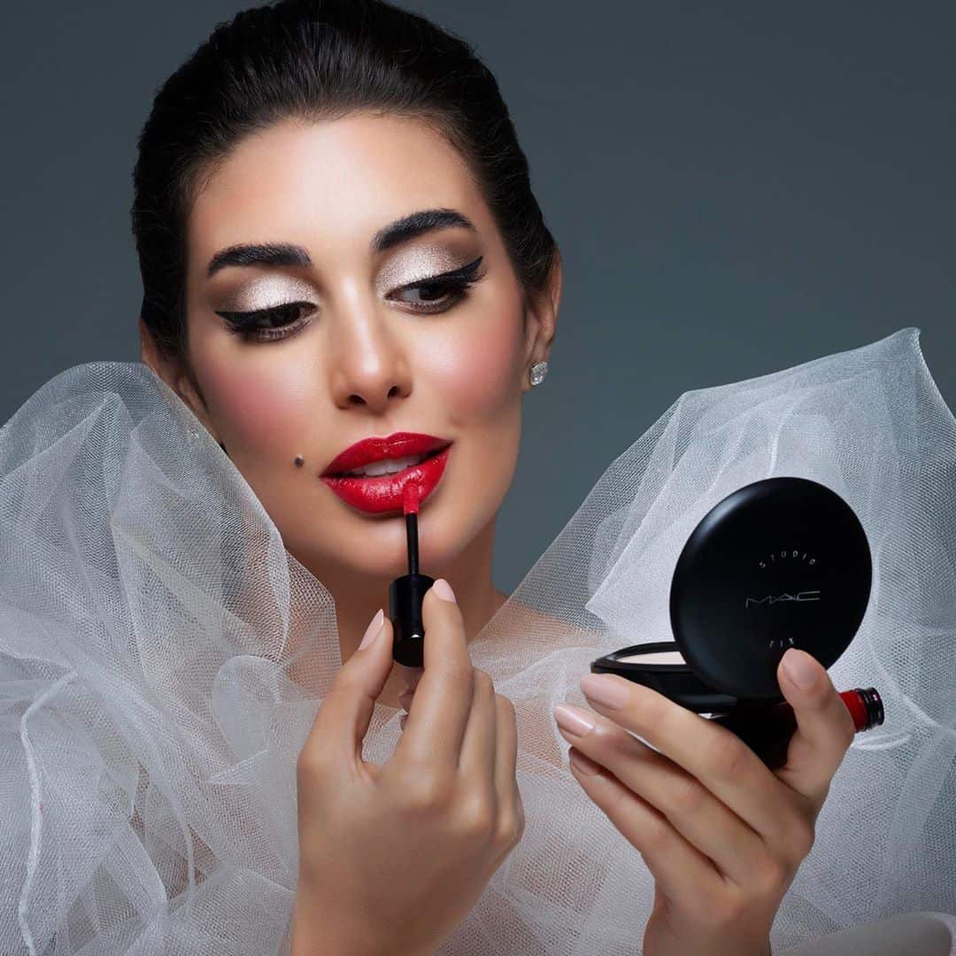 ياسمين صبري بمكياج أحمر