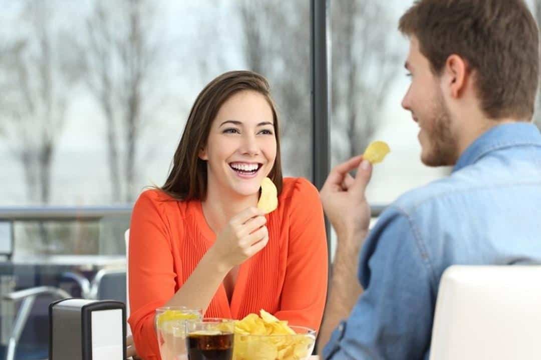 أضرار تناول المقرمشات على صحة المراهقين