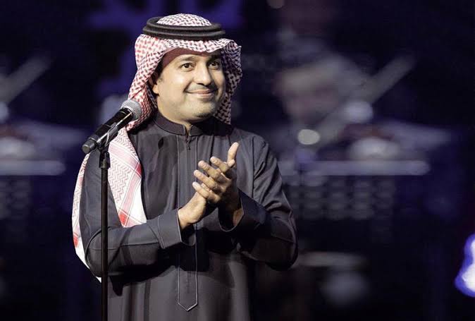فيديو| رد فعل عفوي من «راشد الماجد» بعد اعتراف معجبة بحبها له على المسرح