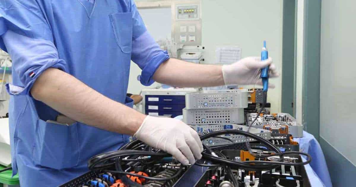 لأول مرة في المملكة.. روبوت يجري عمليات استبدال مفصل الركبة