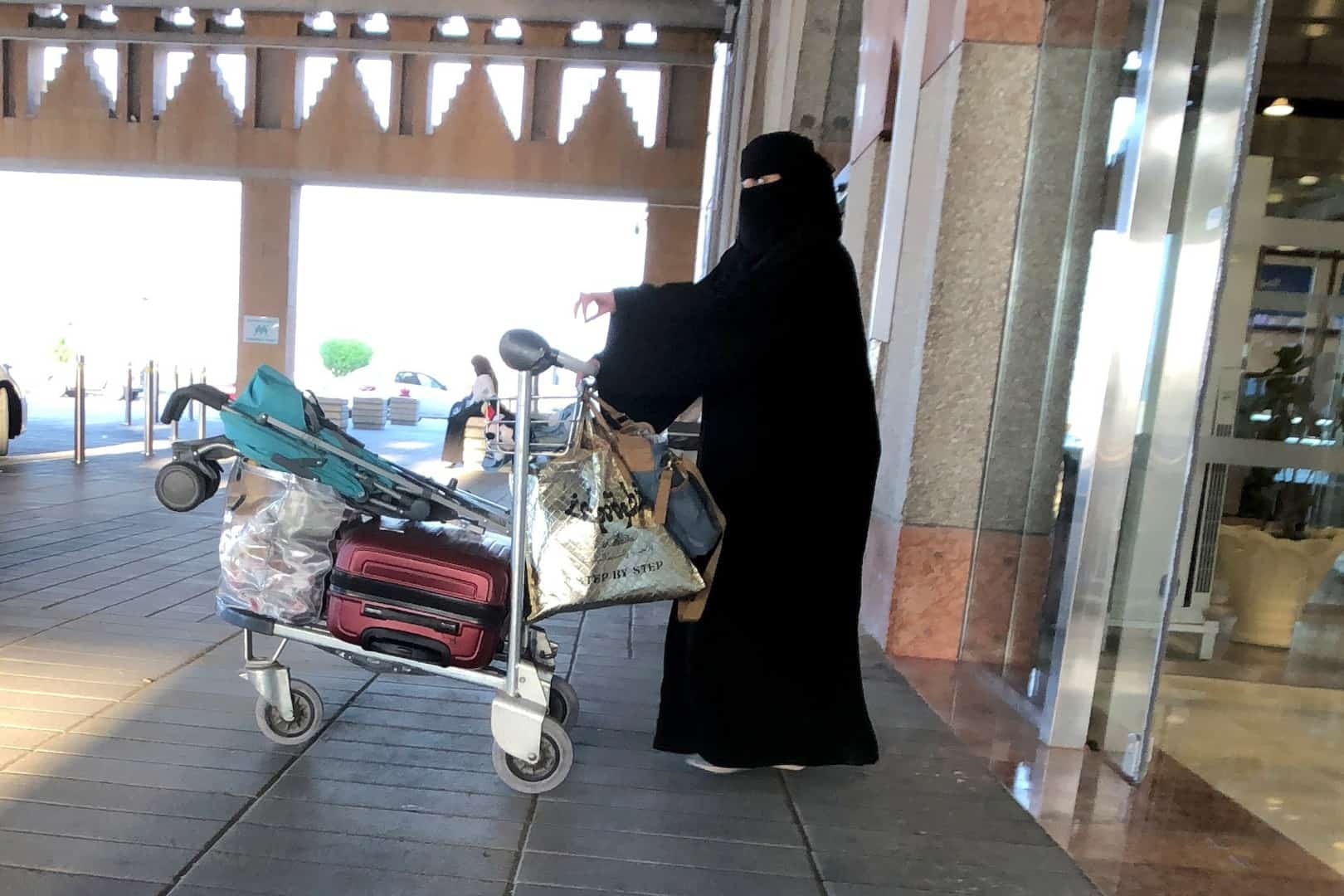 بدء تطبيق إلغاء «تصاريح السفر» للمرأة فوق 21 عامًا