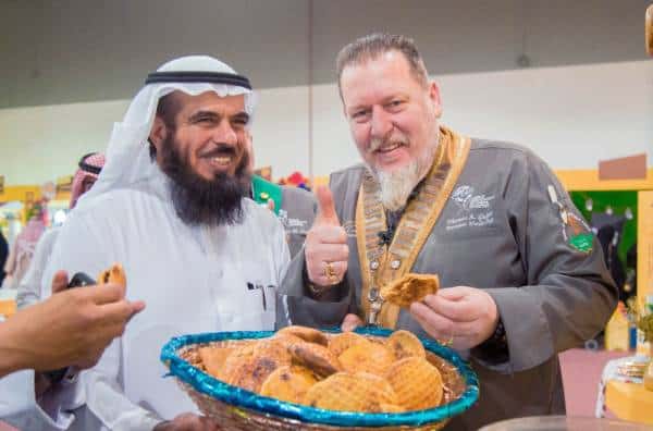 سيدة سعودية تتحدى «رئيس طهاة العالم» لإعداد الكليجا