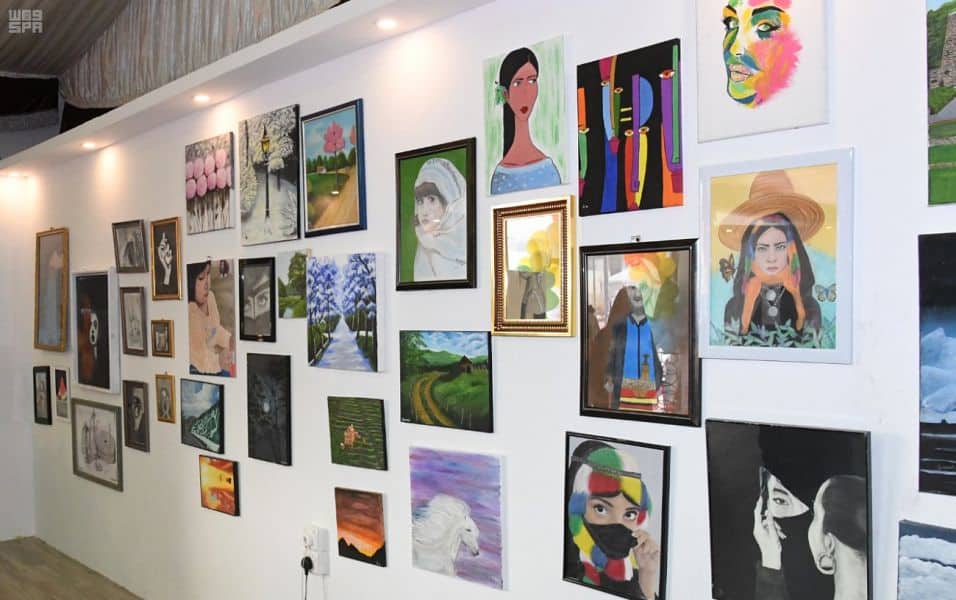 «مهرجان البن».. موهوبات الفن التشكيلي والحرف اليدوية يحيين التراث بالداير