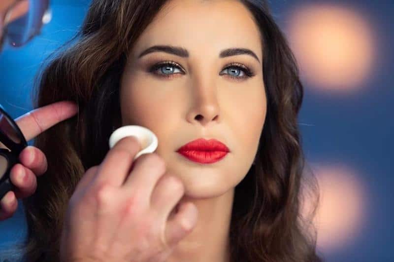 المكياج الأحمر اختيار النجمات في شتاء 2020