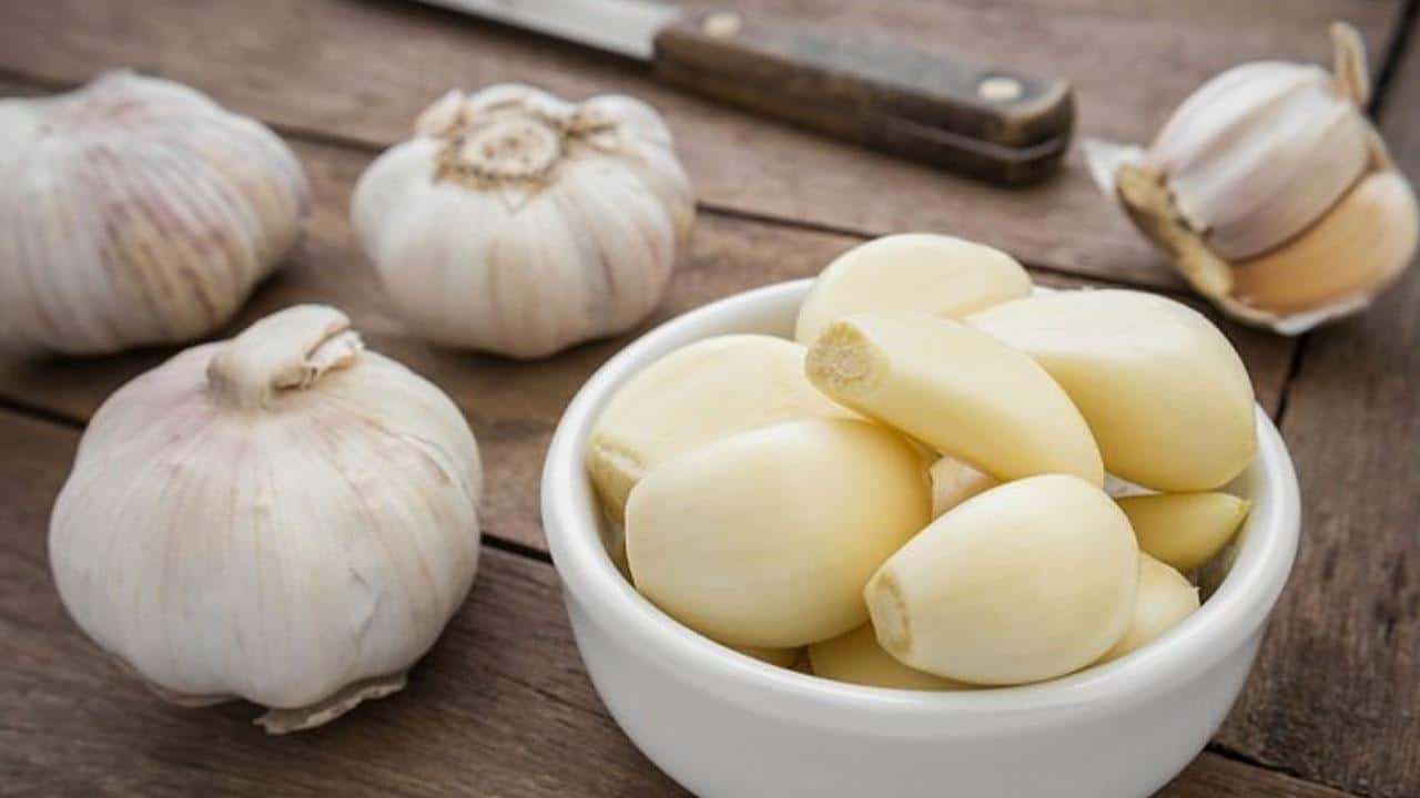 الماء المالح والثوم للوقاية من كورونا .. «الصحة العالمية» توضح