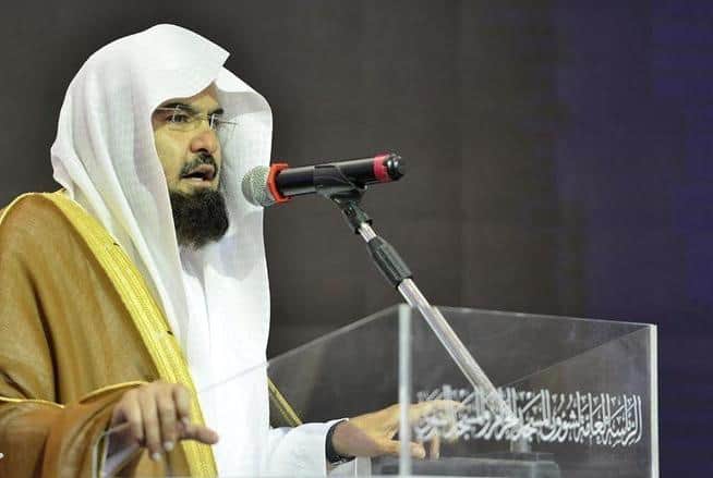 صور|حرصًا على استمرارية منظومة العمل.. «عبدالرحمن السديس» يتابع مهامه عن بعد