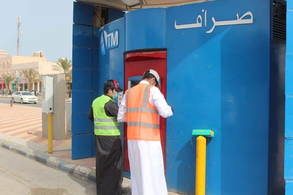 سيدات يطلقن مبادرة لتوزيع المعقمات على الـ«ATM»