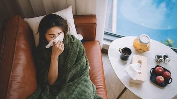 رحلة الإصابة بفيروس «كورونا».. ألم خفيف يتحول لحمى فوضوية