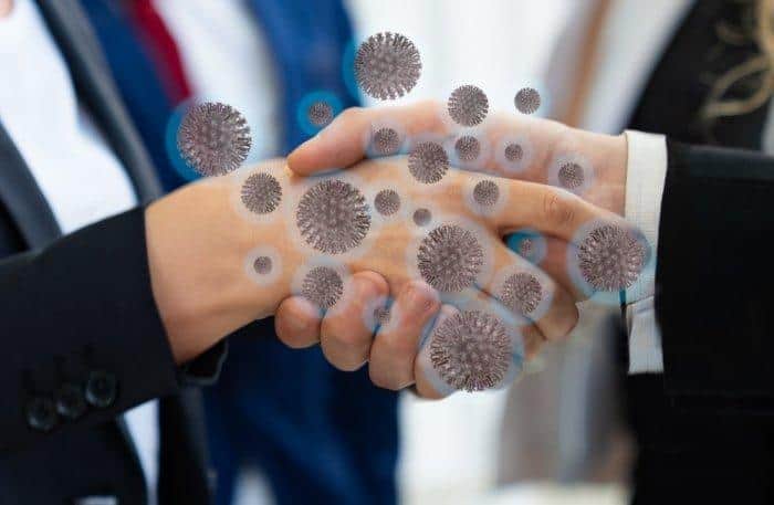 فيديو| كيفية العدوى عن طريق المخالطة الاجتماعية