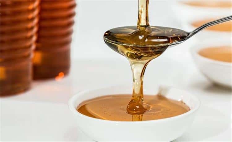 الملاعق المعدنية خطر يسمم عسل النحل .. وهذه البدائل الصحية