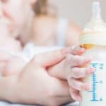 استشارية تقدم نصائح ضرورية لتحضير الحليب لطفلك