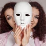 لمدمنات الكذب.. كيف تتخلصين من التجمل الاجتماعي؟