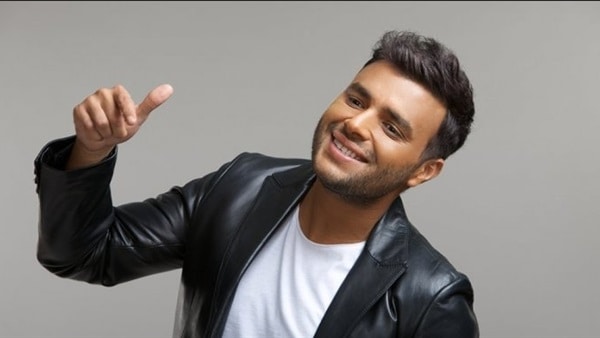 بعد 5 سنوات.. رامي صبري يعيد طرح «في كل مكان» بالاستديو الخاص بمنزله