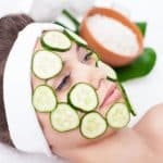 تخلصي من ملل العزل المنزلي.. وصفات الخيار للبشرة «الدهنية والجافة»