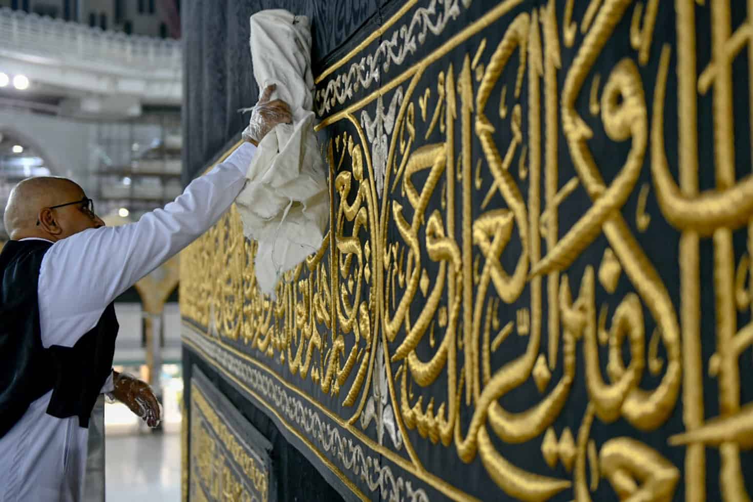 تنظيف وتعقيم ثوب وسطح الكعبة المشرفة قبل رمضان