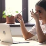 طرق حماية العين من ضوء الشاشات أثناء العمل من المنزل