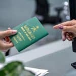بدء إعادة السعوديين في الخارج وعزلهم 14 يومًا