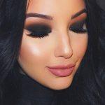 كوني متألقة وجذابة.. مكياج عيون باللون الأسود لإطلالة ساحرة